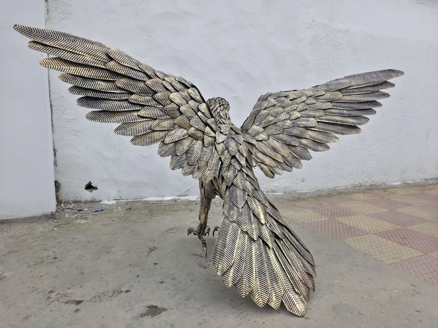 Aquila AKLAM — dorso e dettaglio piume in metallo