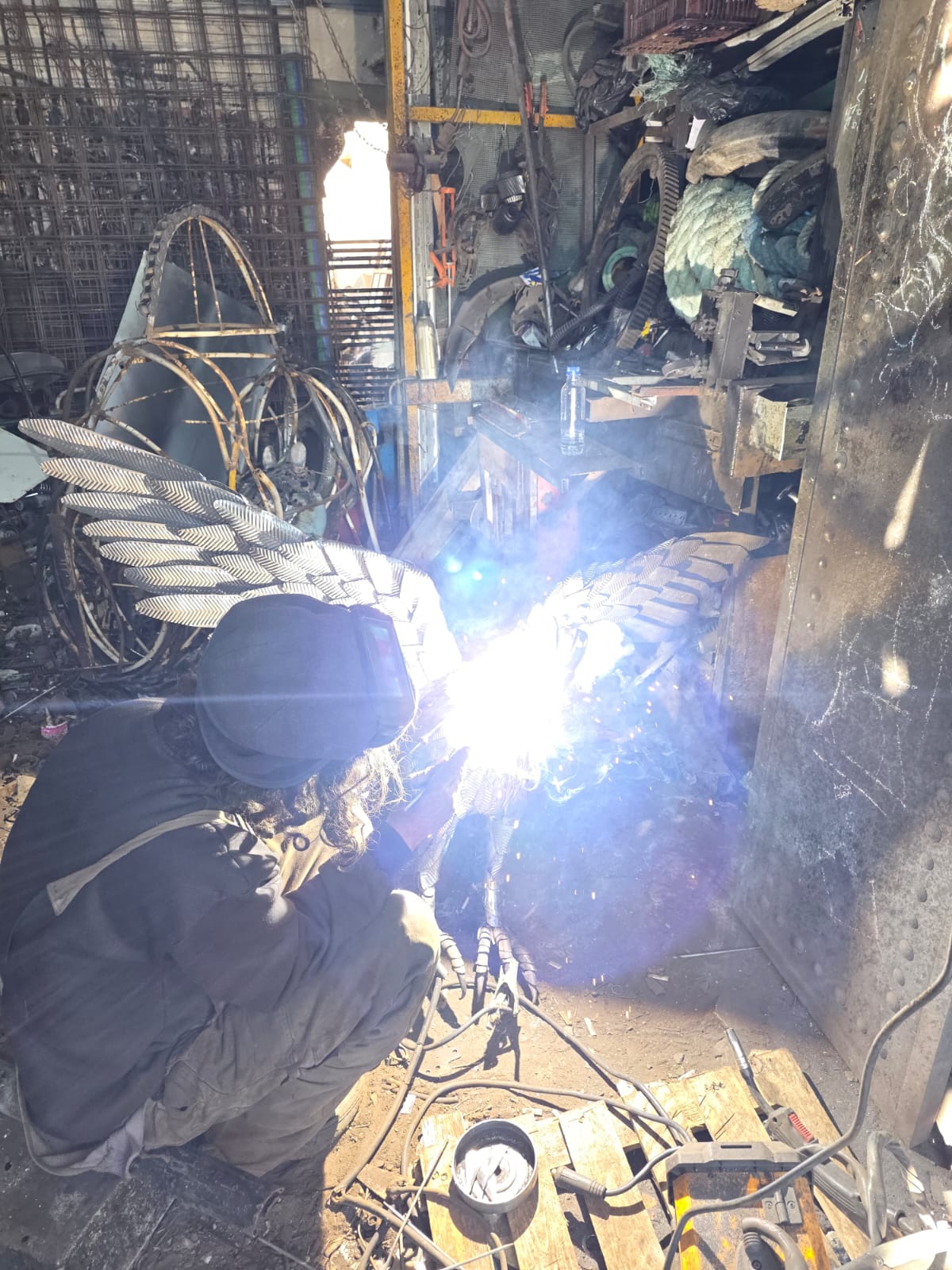 Mohammed al lavoro — scintille di ferro nell'officina AKLAM